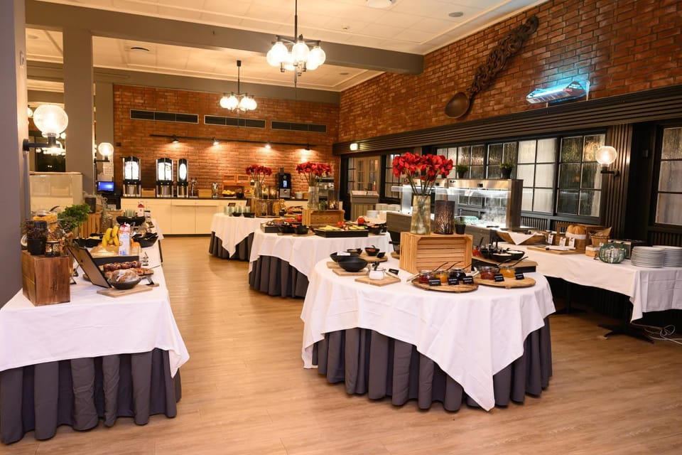 Restaurant/places to eat, Breakfast, Buffet breakfast