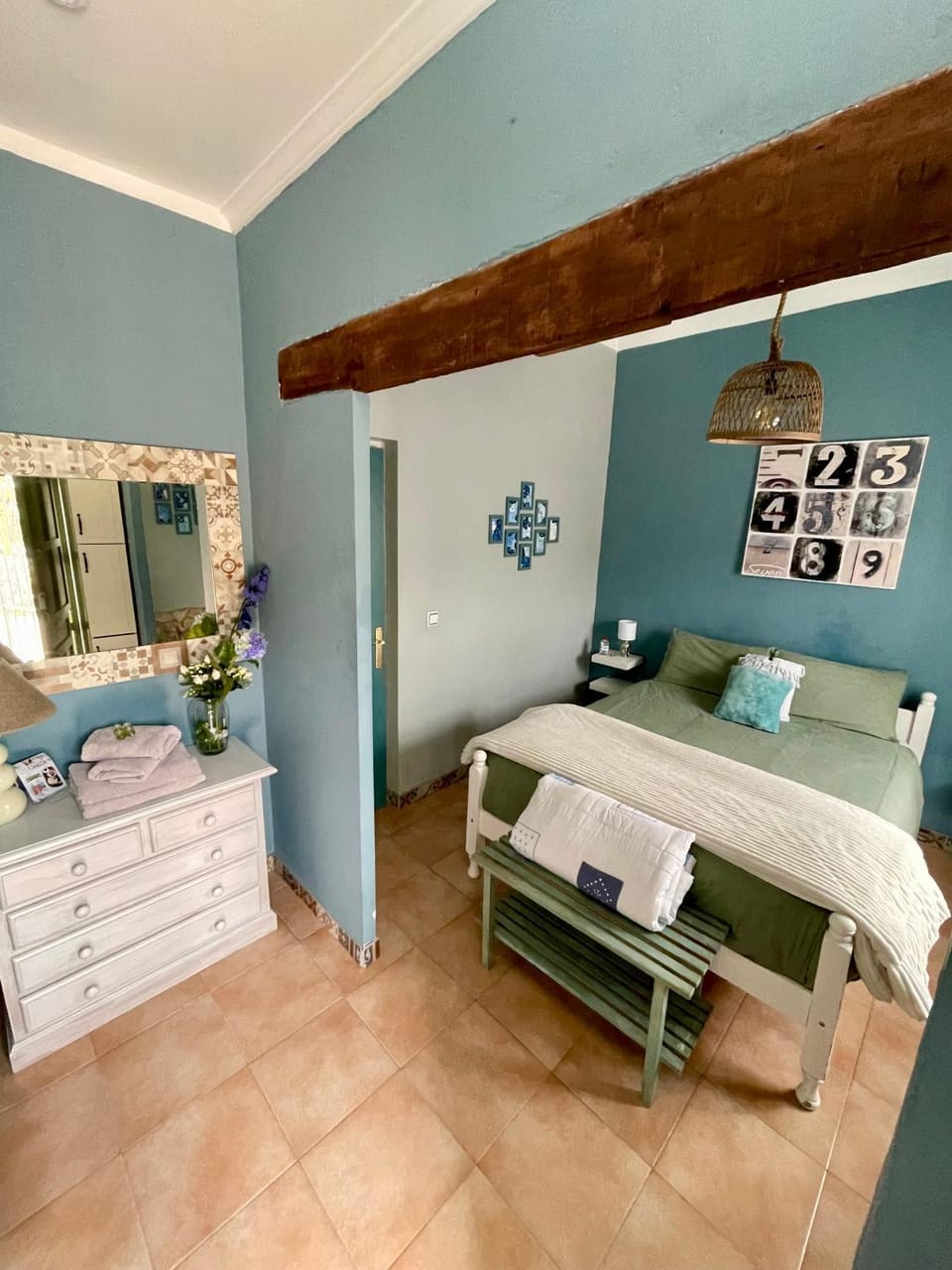 Bed, Photo of the whole room, Bedroom