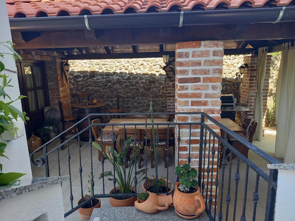 Patio, BBQ facilities