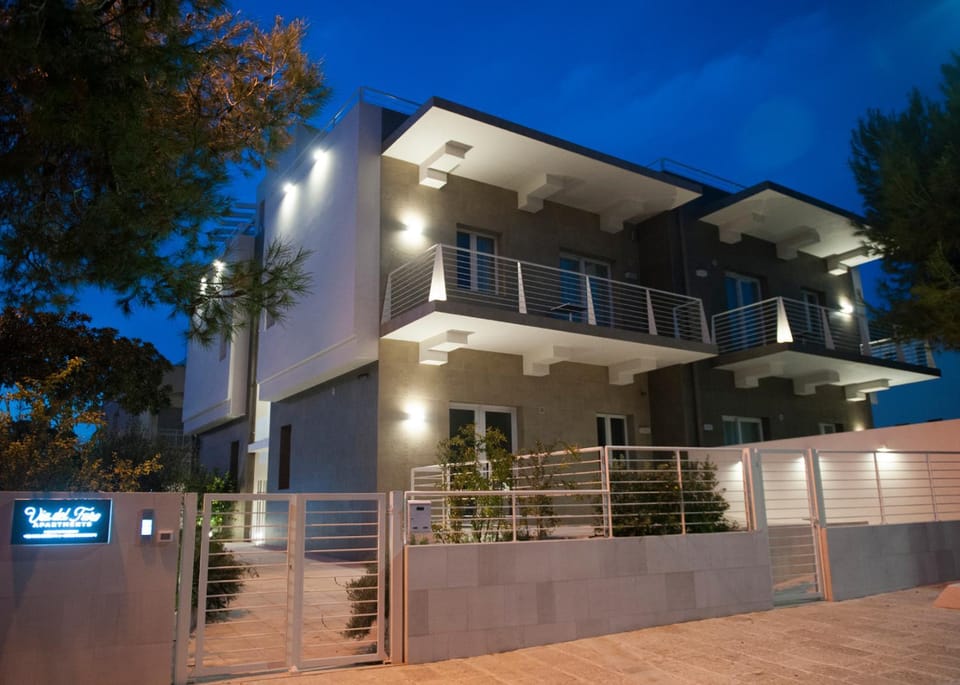 Sea view, Street view