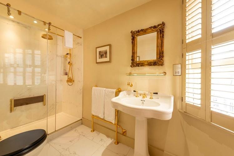 Shower, Toilet, Bathroom, towels