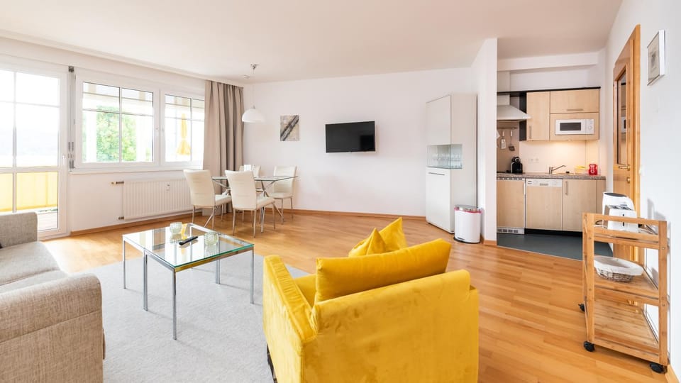 Kitchen or kitchenette, Living room, Seating area, Dining area