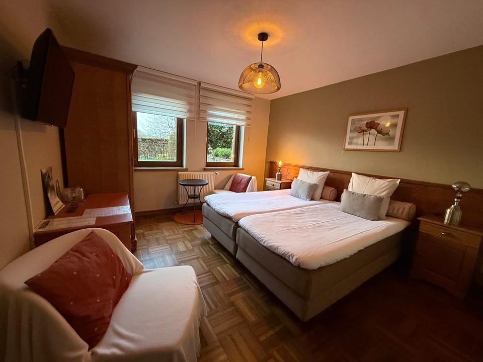 Bed, TV and multimedia, Photo of the whole room, Bedroom