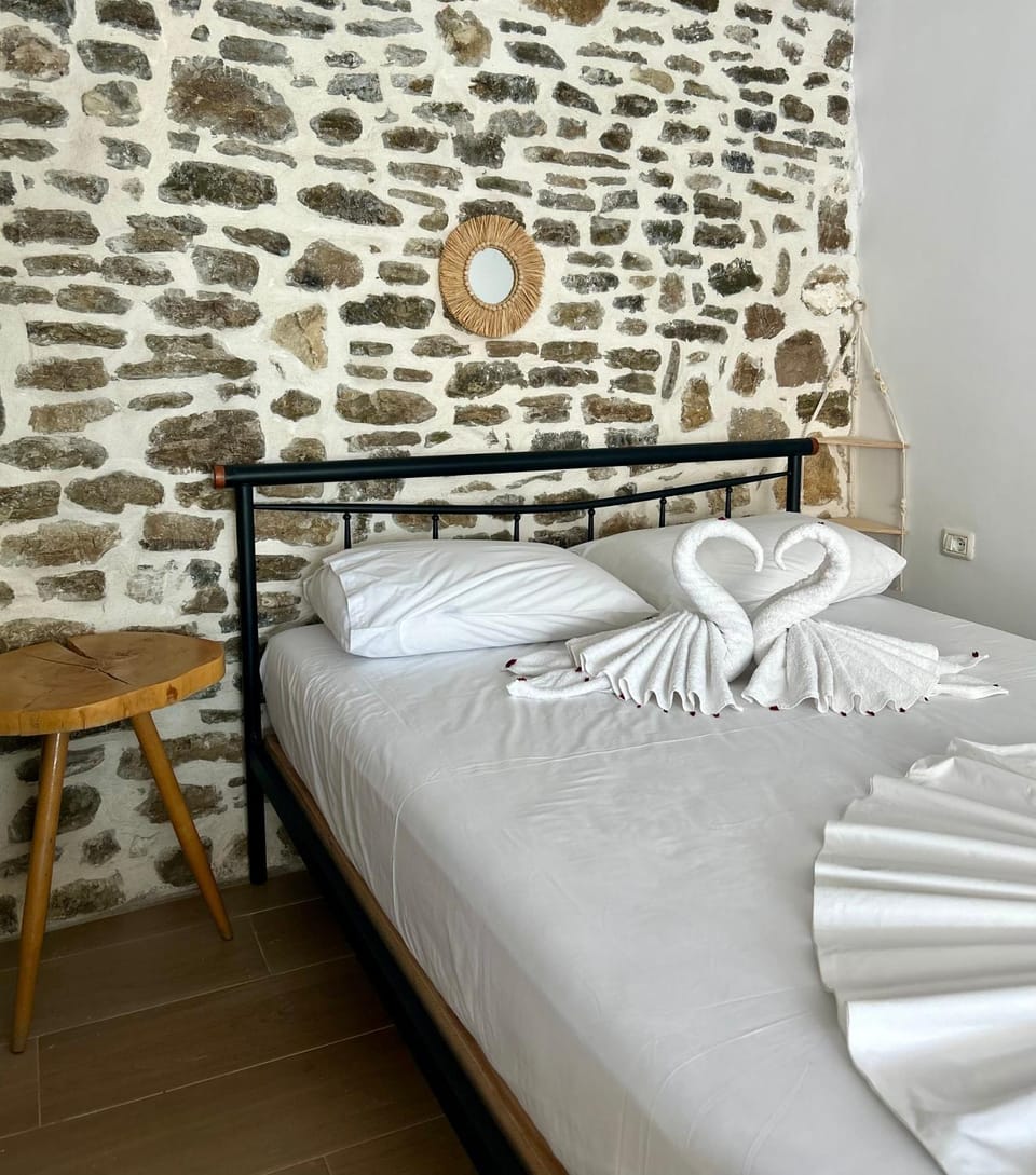 Bed, Photo of the whole room, towels