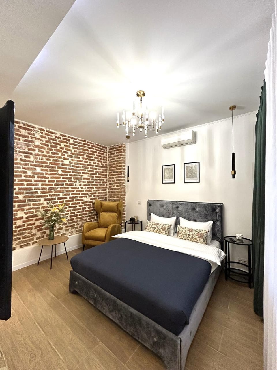 Bed, Photo of the whole room, Bedroom
