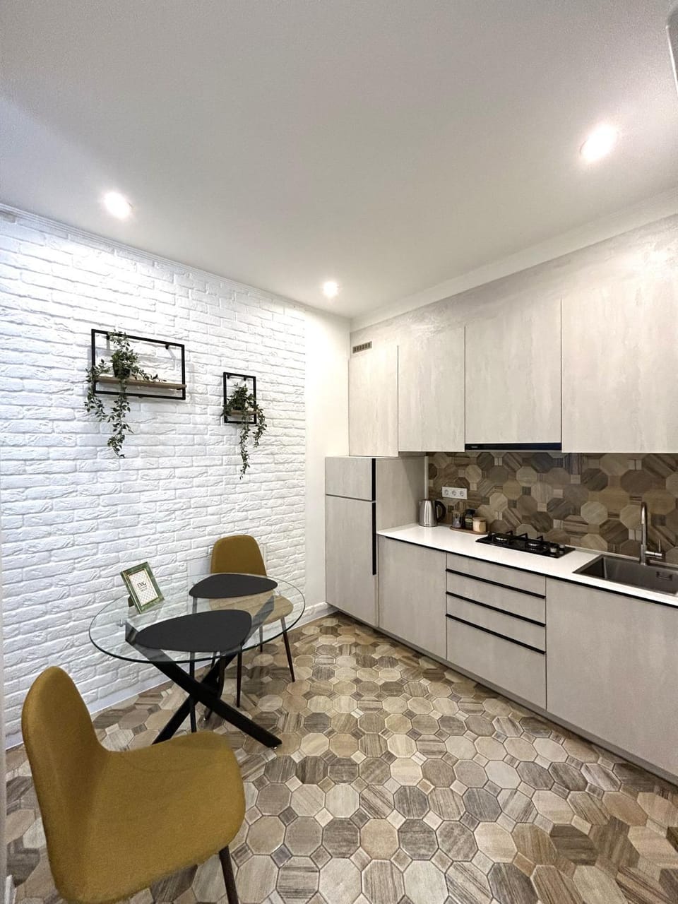 Kitchen or kitchenette, Dining area