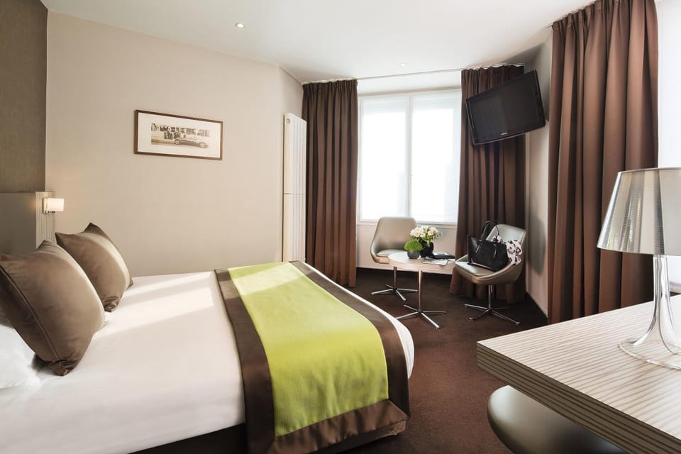 Photo of the whole room, Bedroom, air conditioner, air conditioner