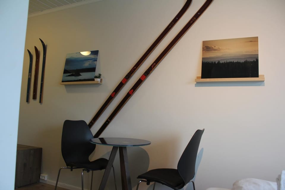 Photo of the whole room, Seating area