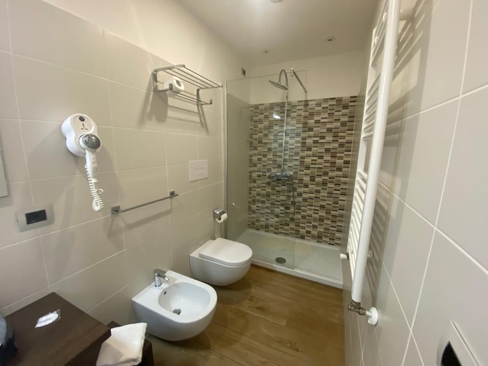 Shower, Toilet, Bathroom, bidet, towels