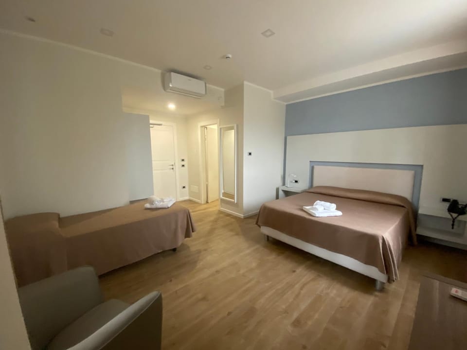 Bed, TV and multimedia, Bedroom, air conditioner
