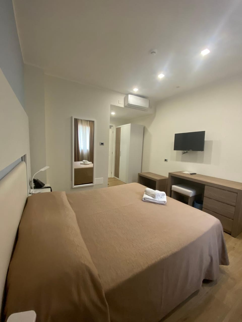 Bed, TV and multimedia, Bedroom, towels, air conditioner