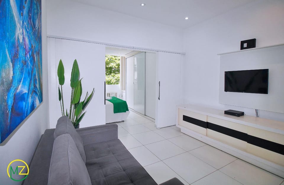 Studio with side view to the sea in Copacabana Apartment in Rio de Janeiro