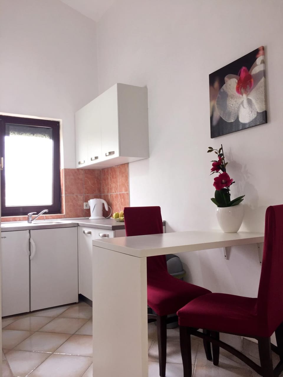 Kitchen or kitchenette, Dining area