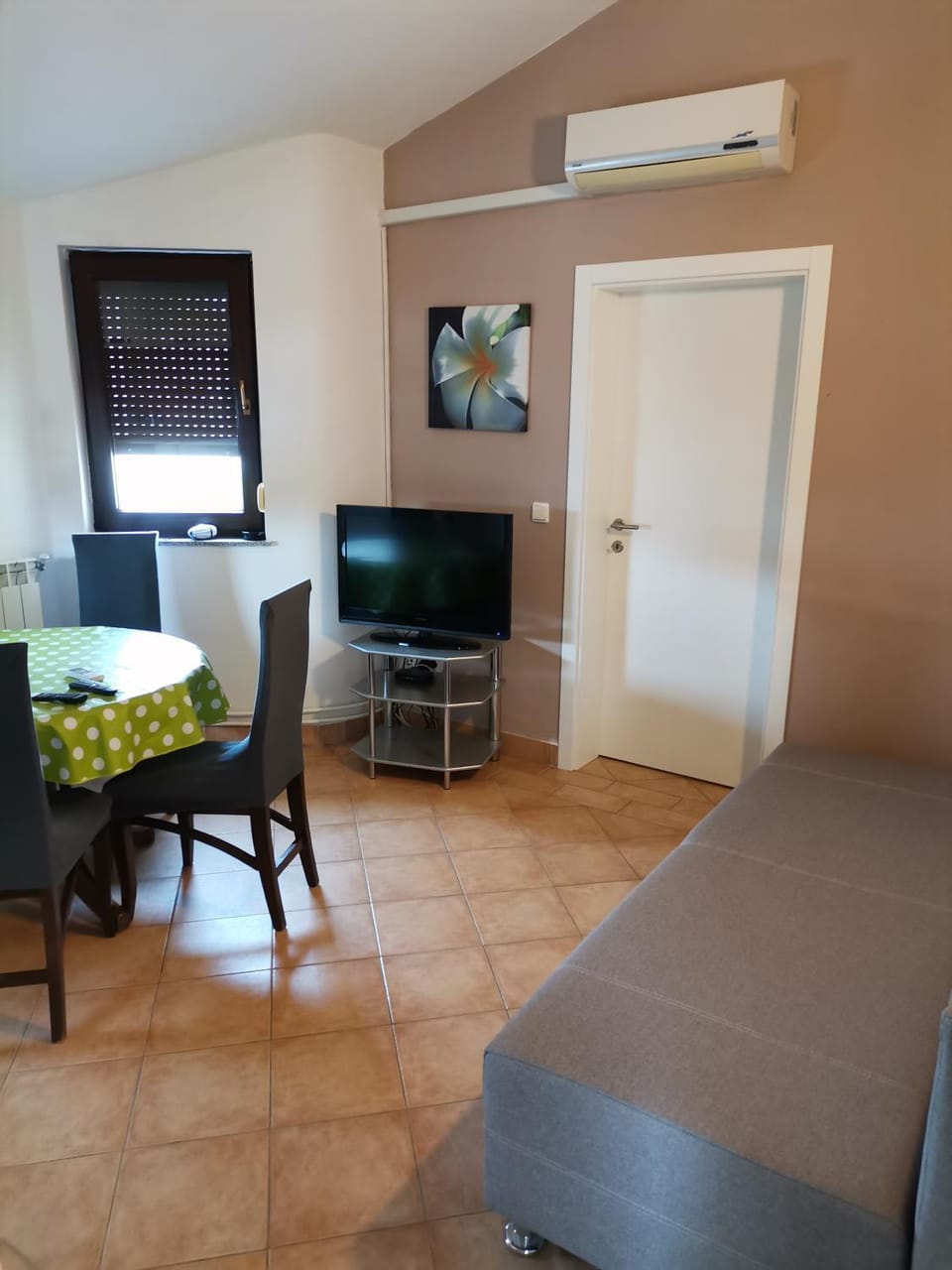 TV and multimedia, Living room, Seating area, Bedroom, air conditioner