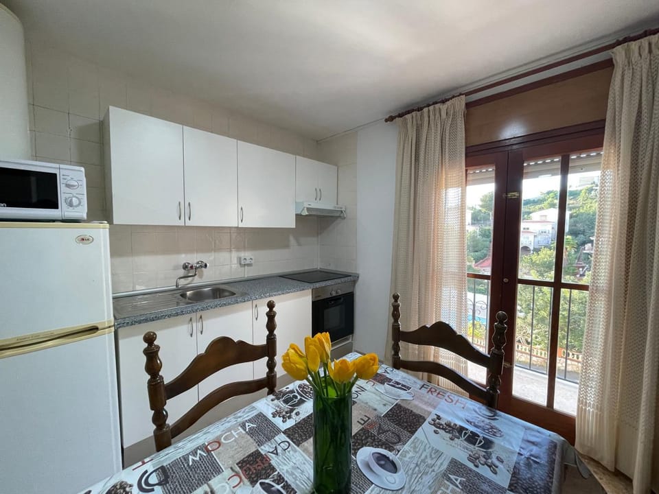Kitchen or kitchenette, Dining area