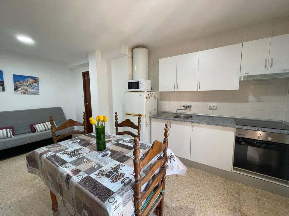 Kitchen or kitchenette, Dining area
