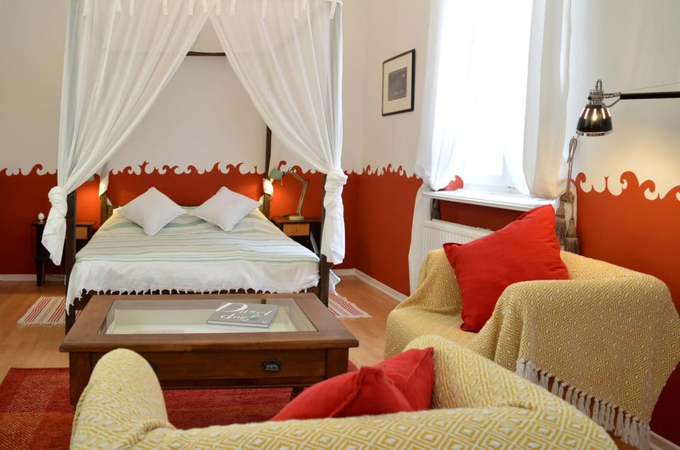 Bed, Living room, Photo of the whole room, Seating area