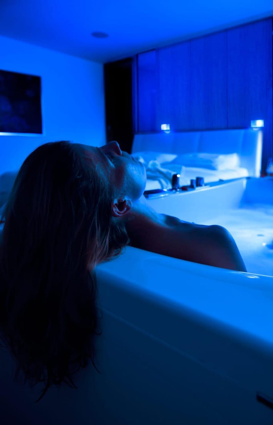 Property building, Bed, People, Hot Tub, Spa and wellness centre/facilities, Bedroom, Bath