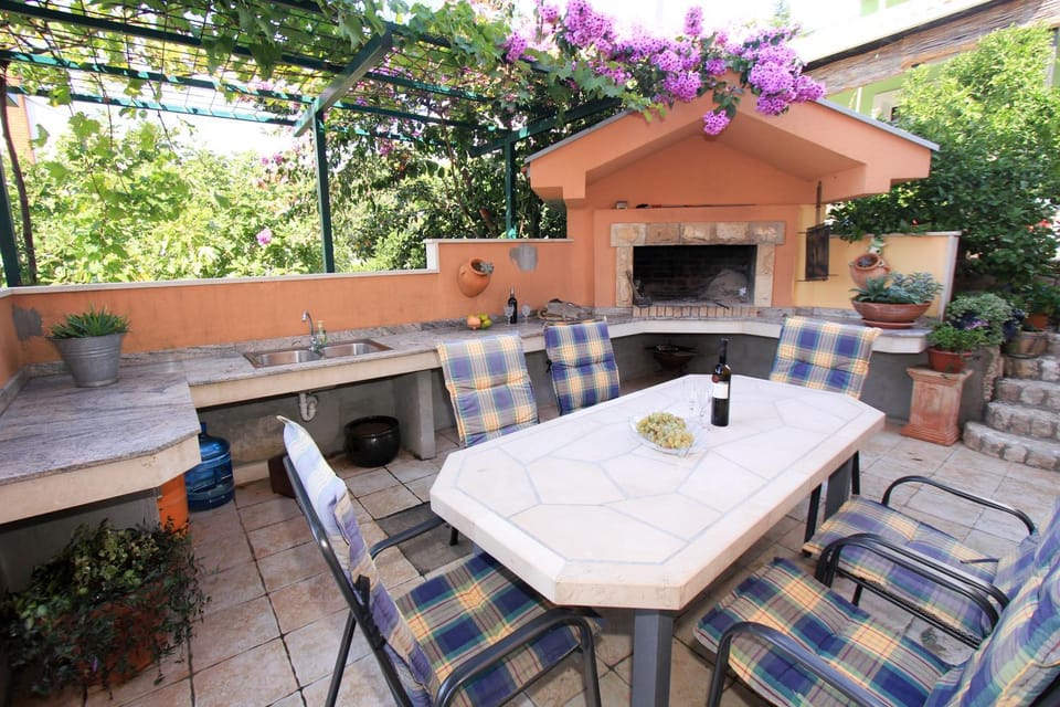 BBQ facilities, Balcony/Terrace, Decorative detail, Seating area