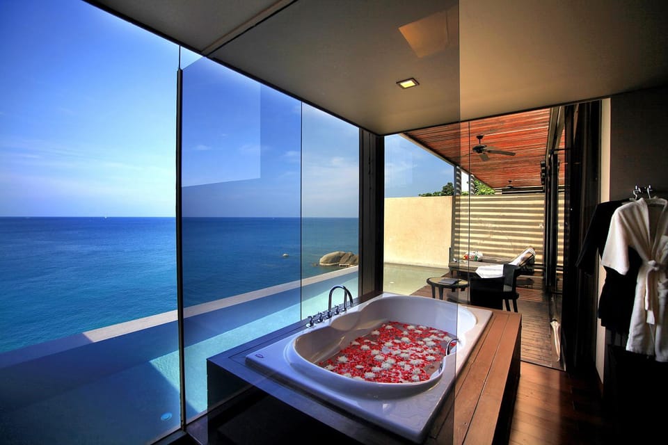 Bathroom, Sea view