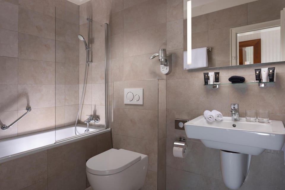 Shower, Toilet, Bathroom, Bath, towels