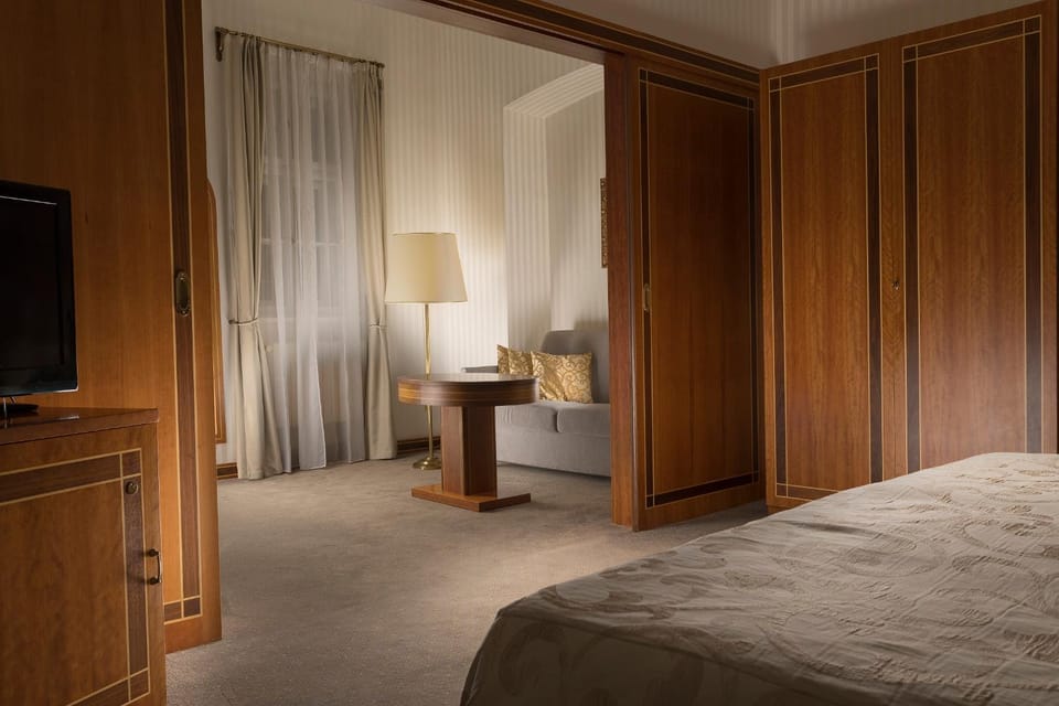 Communal lounge/ TV room, Bed, Bedroom