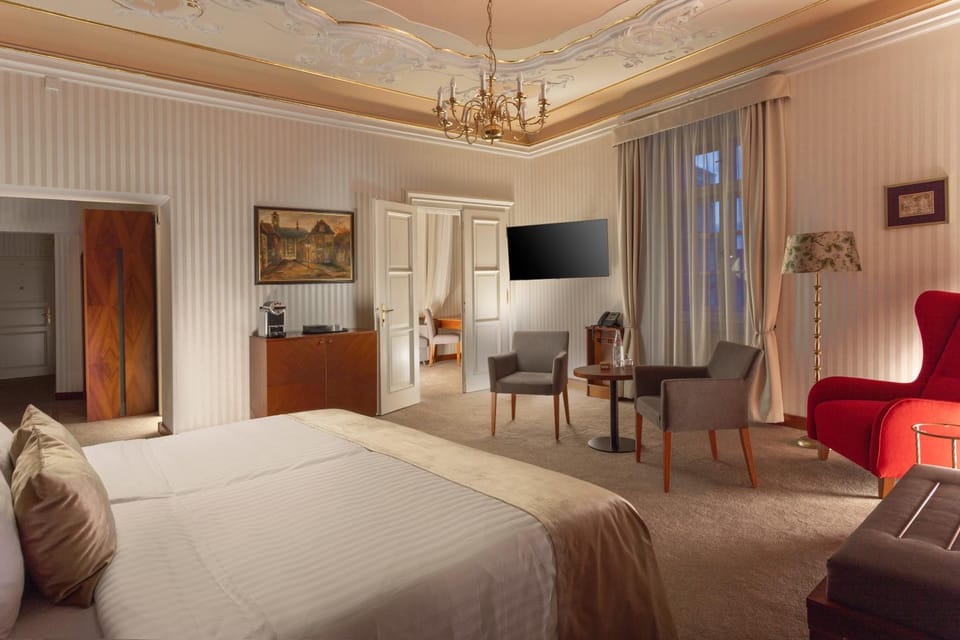 Bed, TV and multimedia, Living room, Photo of the whole room, Seating area, Bedroom