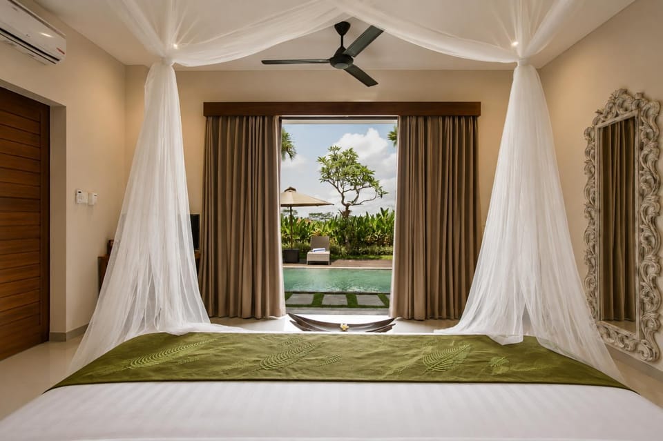 Photo of the whole room, Bedroom, Pool view, Swimming pool, air conditioner