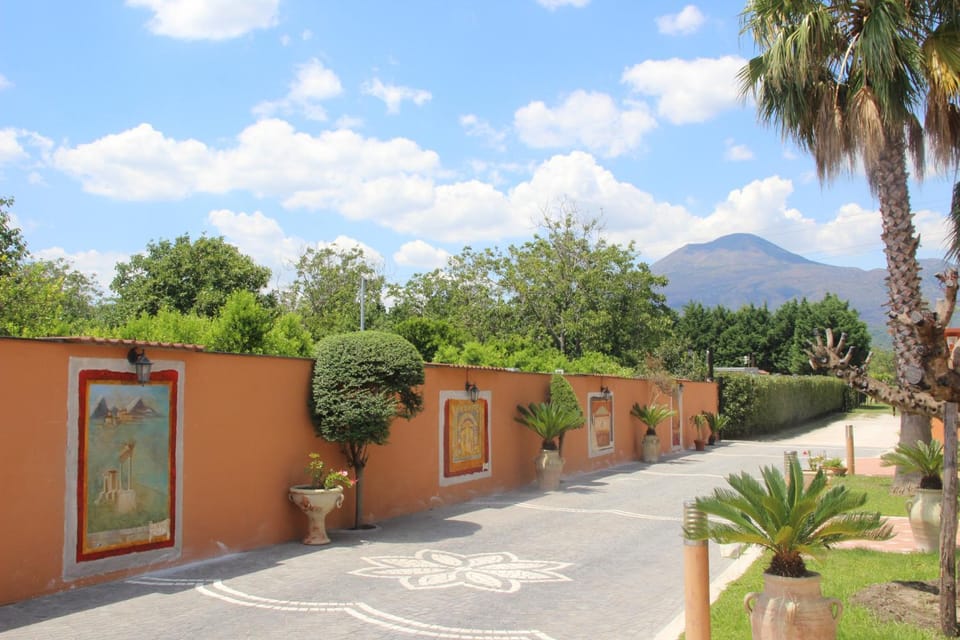 Property building, Facade/entrance, Bird's eye view, View (from property/room), Floor plan, Garden view, Landmark view