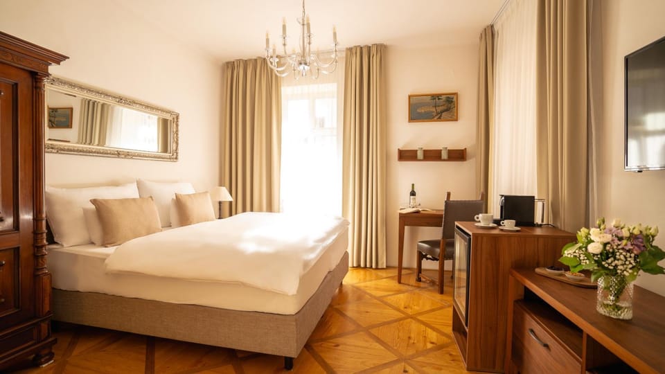 Bed, TV and multimedia, Photo of the whole room, Bedroom