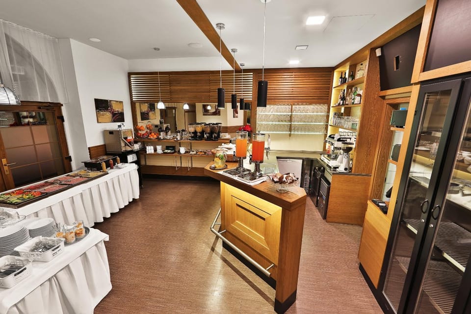 Restaurant/places to eat, Buffet breakfast