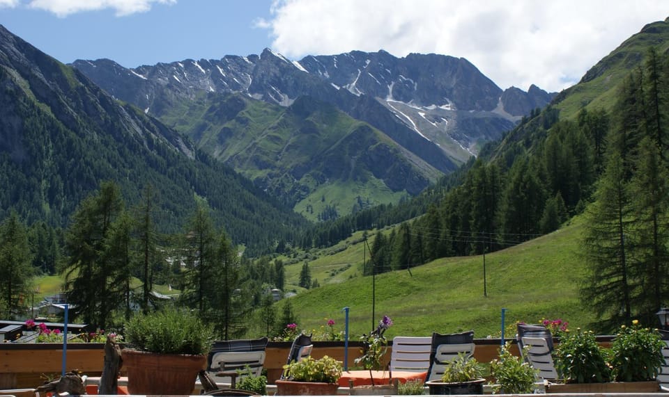 Restaurant/places to eat, Balcony/Terrace, Balcony/Terrace, Hiking