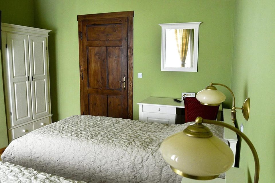 Bed, Photo of the whole room, wardrobe