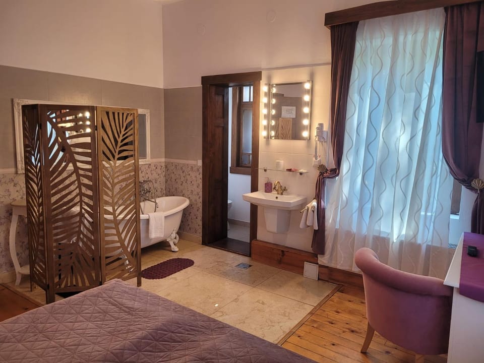 Bed, Photo of the whole room, Bedroom, Bath