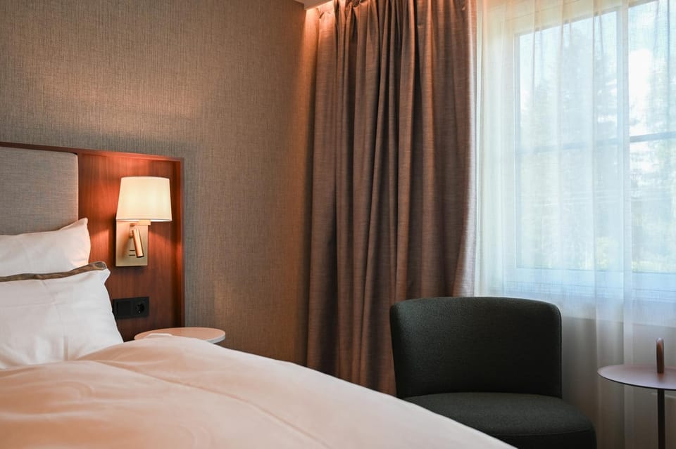Bed, Seating area, Bedroom