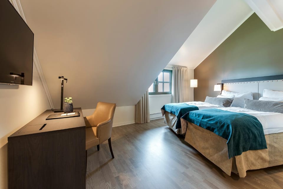 TV and multimedia, Seating area, Bedroom