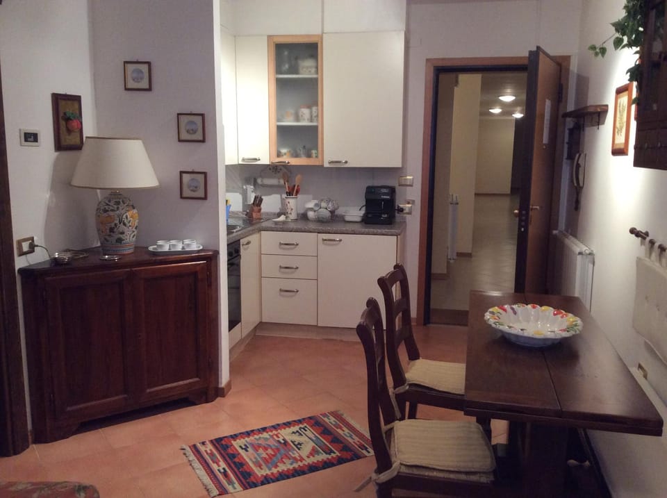 Coffee/tea facilities, Kitchen or kitchenette, Dining area