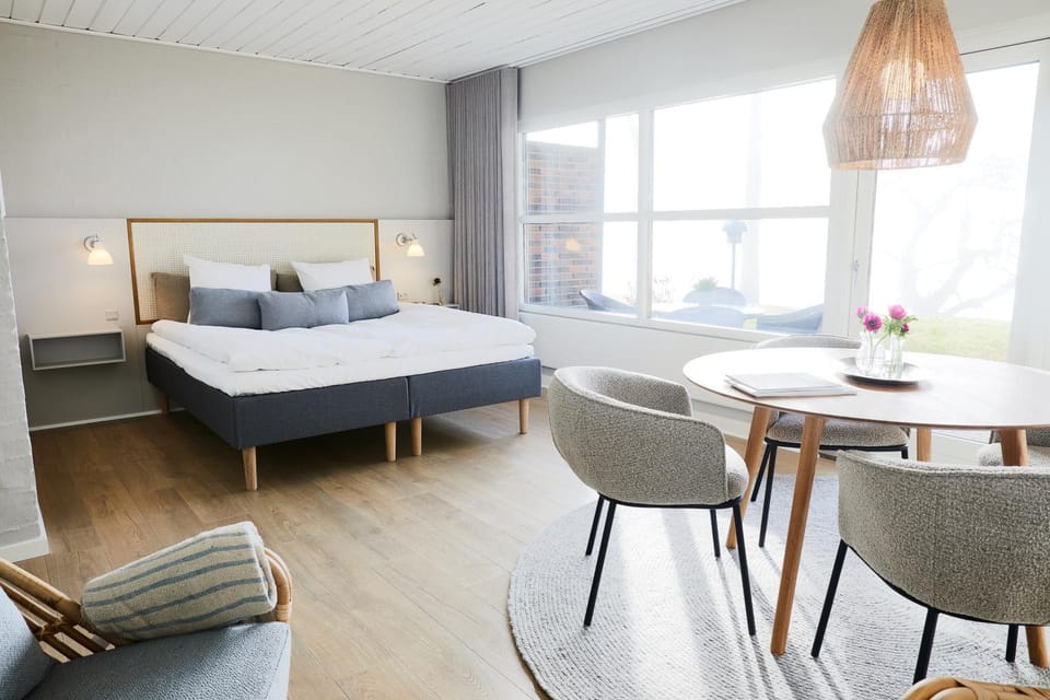 Bed, Photo of the whole room, Seating area, Dining area, Bedroom