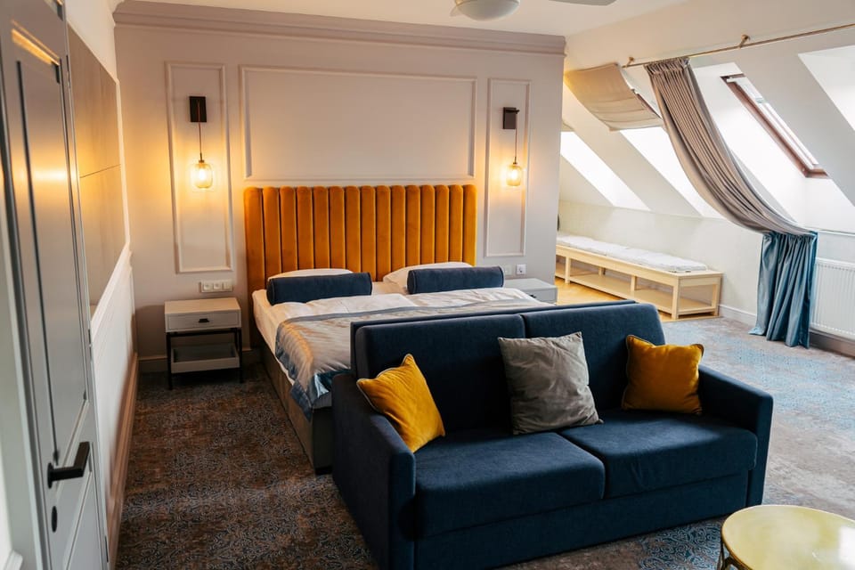 Bed, Living room, Photo of the whole room, Seating area, Bedroom