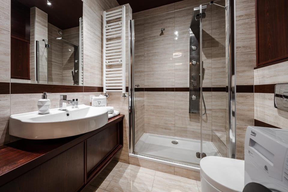 Shower, Toilet, Bathroom, towels