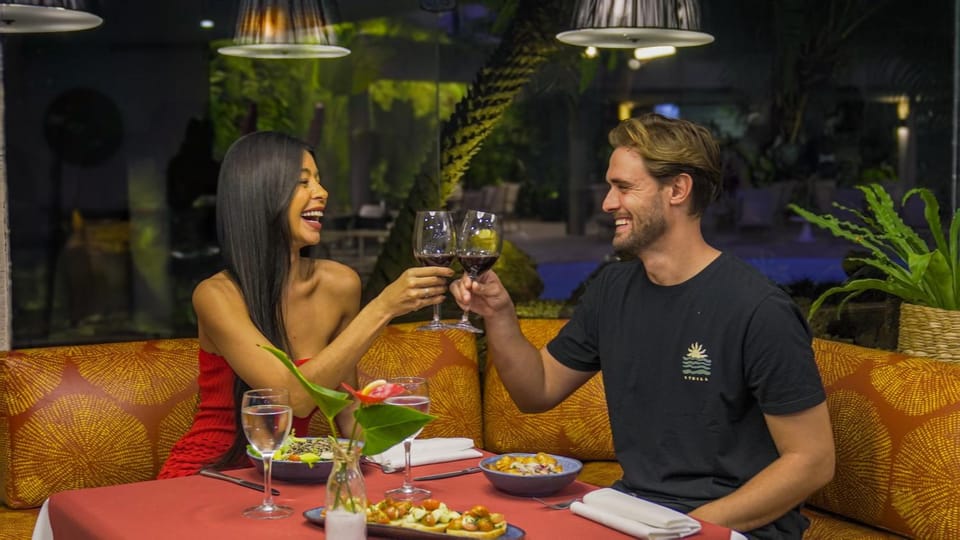 Restaurant/places to eat, People, Guests, Dinner, Drinks, Alcoholic drinks