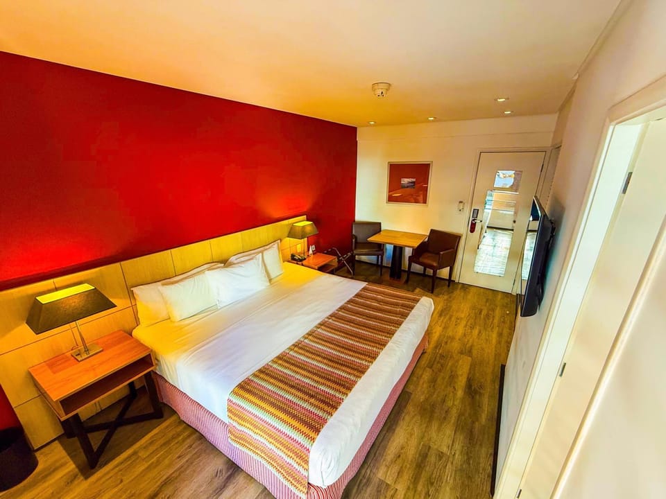 Bed, TV and multimedia, Photo of the whole room, Dining area, Bedroom