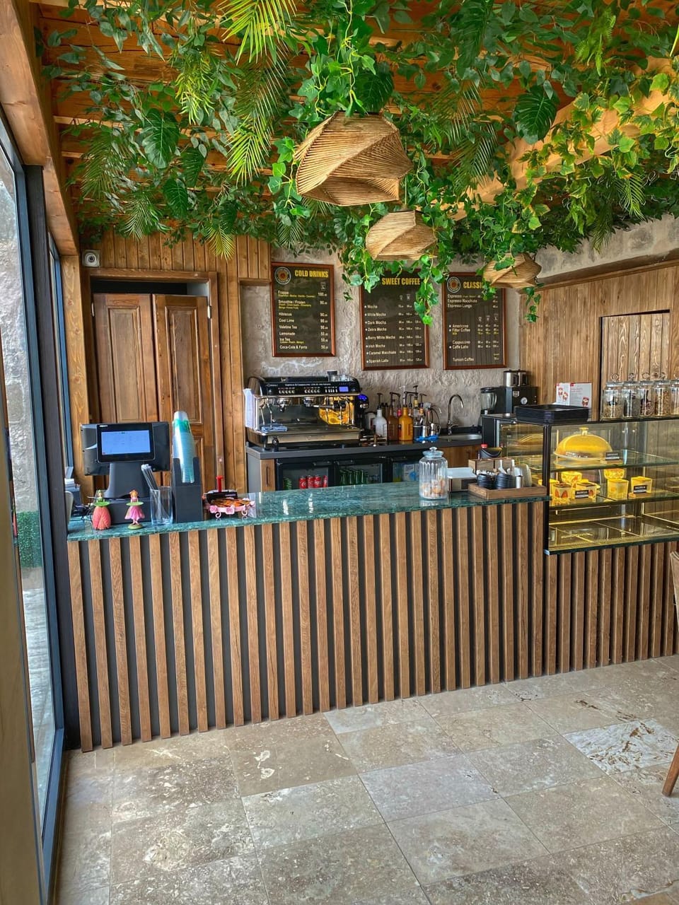 Restaurant/places to eat, Coffee/tea facilities, Lounge or bar, Breakfast