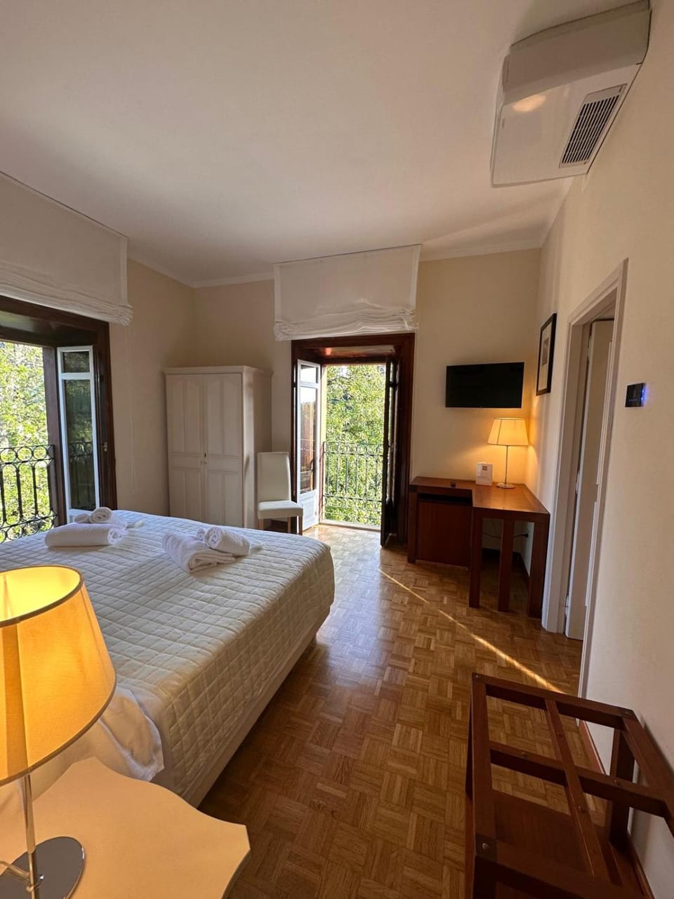 TV and multimedia, Photo of the whole room, Bedroom, air conditioner