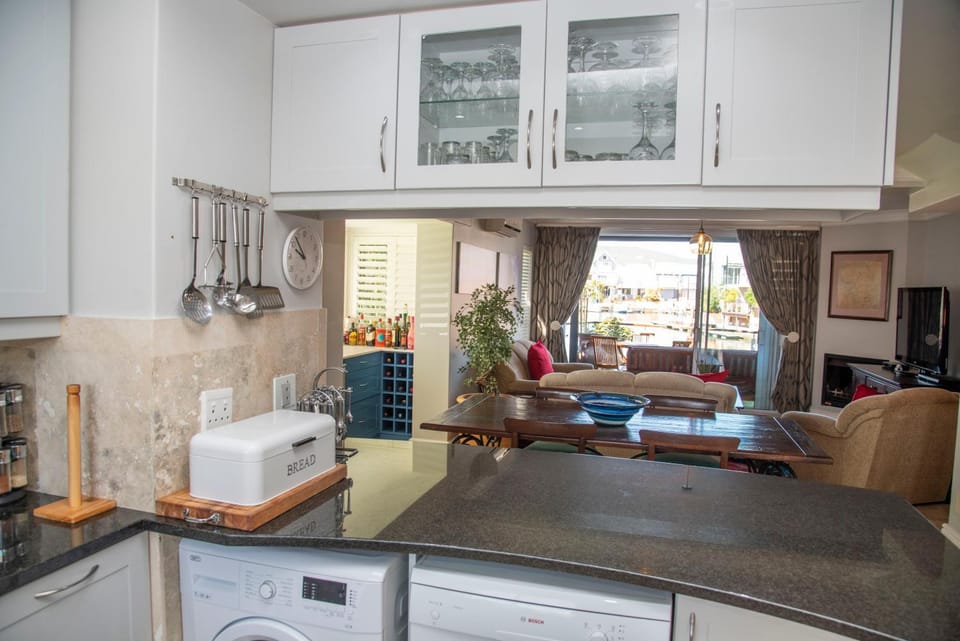 WATERFRONT 2 BR Home with mooring at Knysna Quays - life on the water House in Knysna