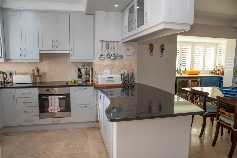 WATERFRONT 2 BR Home with mooring at Knysna Quays - life on the water House in Knysna