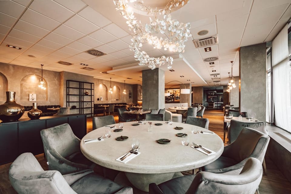 Restaurant/places to eat, Banquet/Function facilities, Seating area