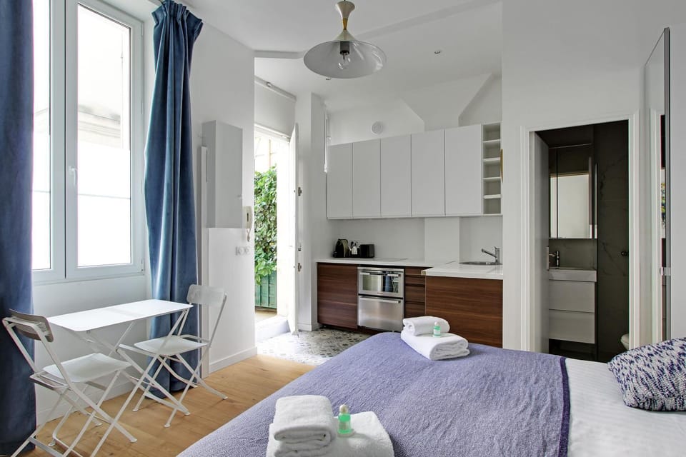 Kitchen or kitchenette, Bedroom