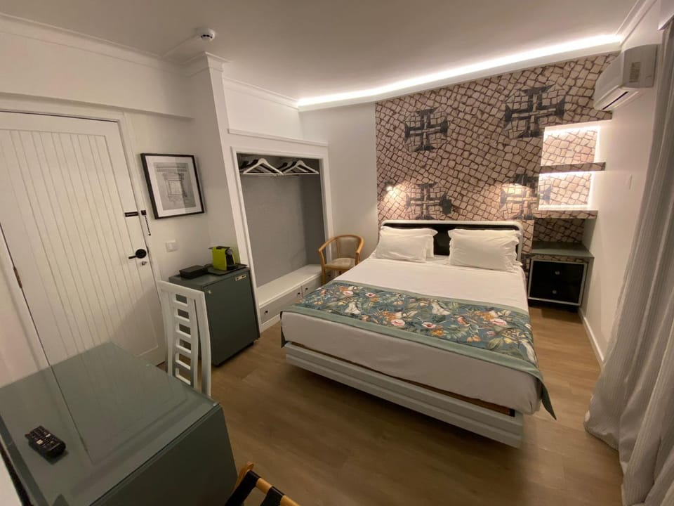 Bed, Coffee/tea facilities, Bedroom, oven, wardrobe, air conditioner