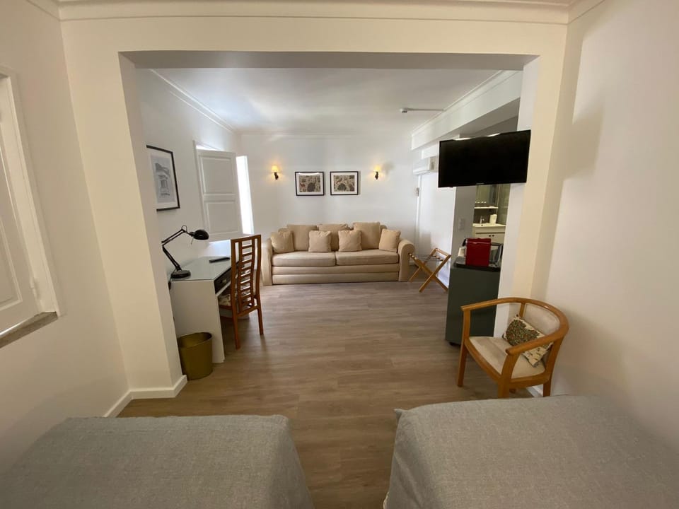 Bed, TV and multimedia, Seating area, Bedroom